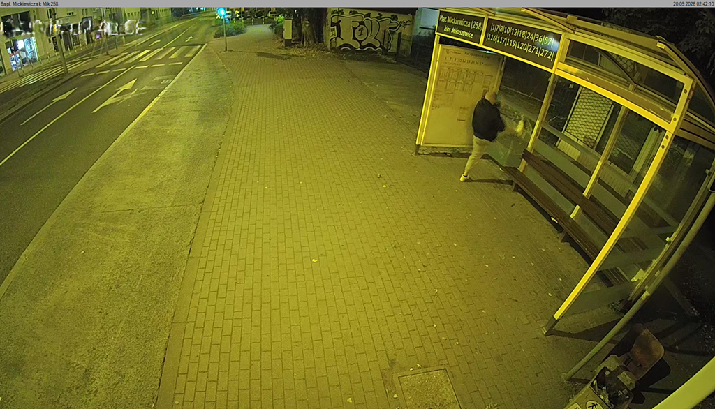 foto:  Zdewastowana wiata autobusowa pod okiem monitoringu miejskiego